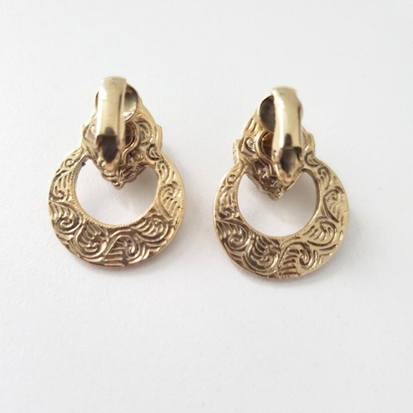 Vintage Clip On Earrings - Picture 3 of 3